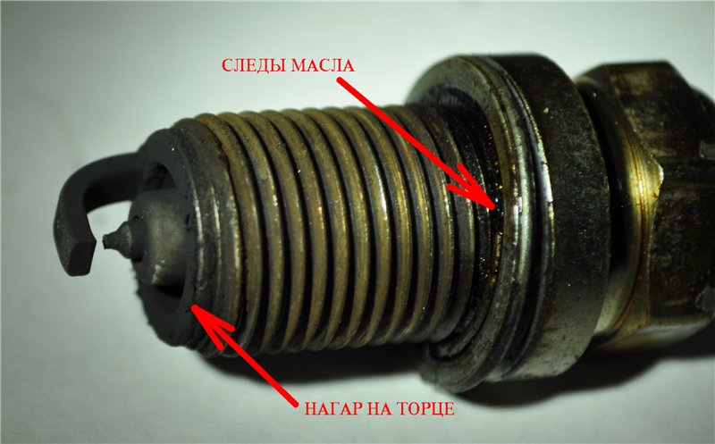 Цилиндр закидывает маслом. Футорки свечи зажигания ГАЗ. Пробитый изолятор свечи зажигания. Резьба свечи черная. Нагар масла на свечах.