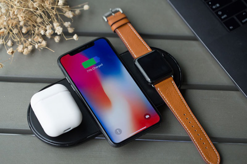 Apple watch наушники. AIRPOWER Wireless Charger. AIRPOWER Apple. Айфон и эпл вотч. AIRPOWER 2022.